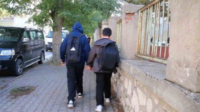 Çocukların ağır çanta taşımasının skolyoza yol açabileceğini söyleyen Çocuk Sağlığı