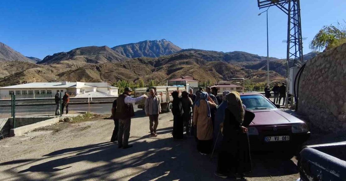 Uzundere’de yol mağduriyeti: 200 metrelik mesafe 3 kilometreye çıktı Erzurum’un Uzundere ilçesine bağlı Dikyar Mahallesi’nde yapılan yol düzenleme çalışmaları