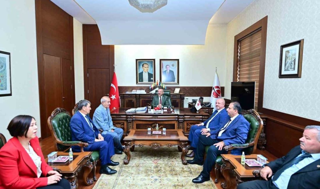 Vali Aksoy muhtarlar heyetini makamında kabul etti. Eskişehir Valisi Hüseyin Aksoy muhtarlar heyetini makamında kabul ederek görevini