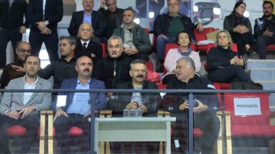 Eskişehir Valisi Hüseyin Aksoy, Porsuk Kapalı Spor Salonu’nda düzenlenen Türkiye
