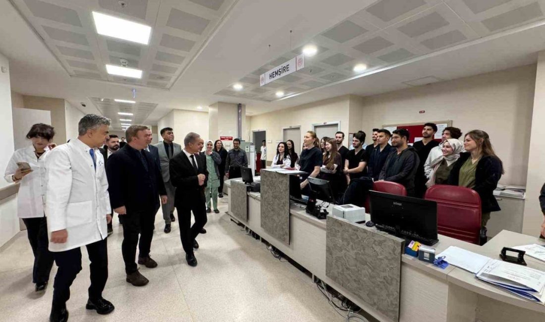 Vali Aydoğdu, hastaları ziyaret etti Erzincan Valisi Hamza Aydoğdu, Mengücek Gazi Eğitim ve Araştırma Hastanesini