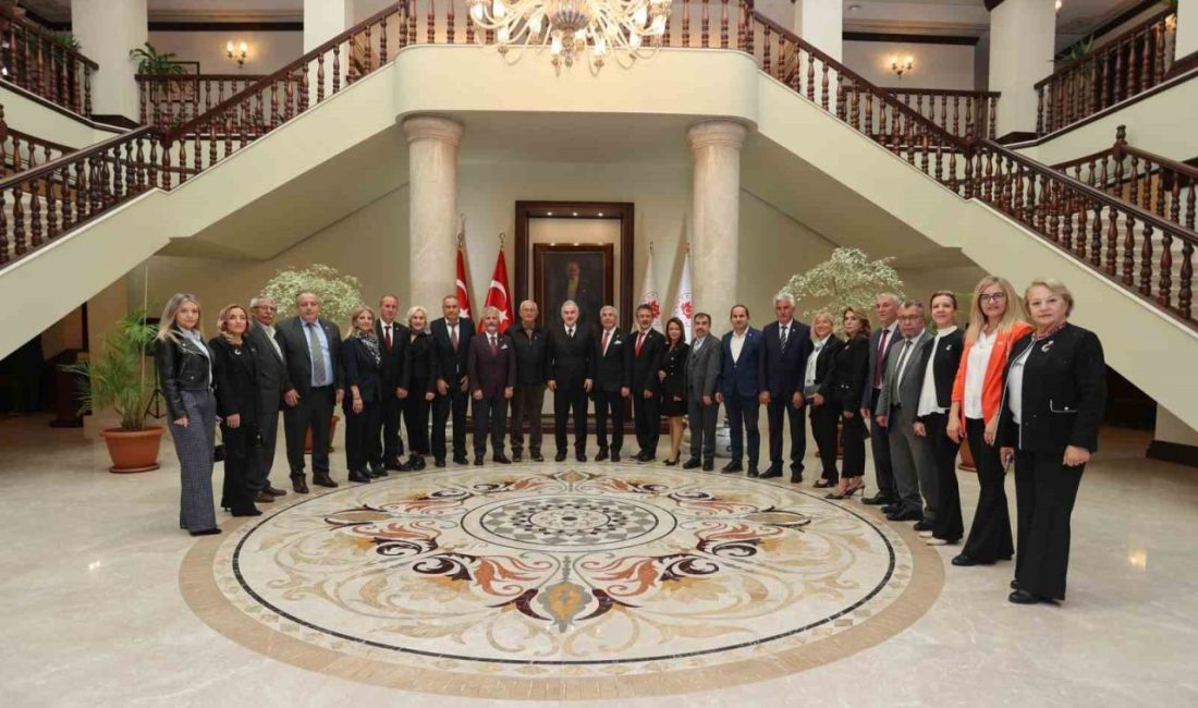 Vali Erol Ayyıldız, muhtarları ağırladı Bursa Valisi Erol Ayyıldız, 19 Ekim Muhtarlar Günü dolayısıyla muhtarlarla