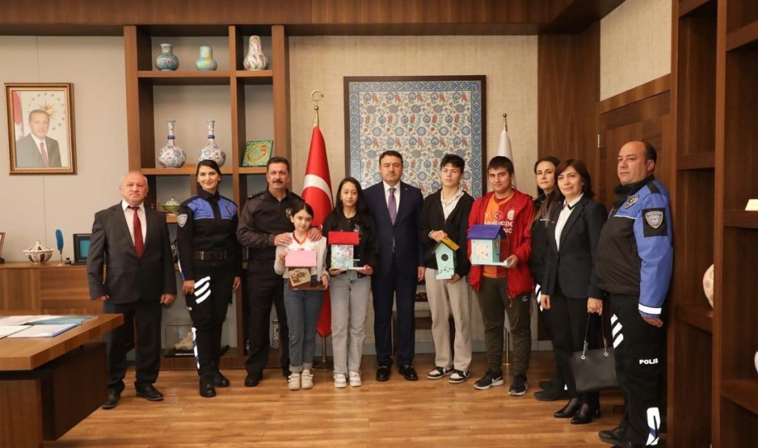 Vali Musa Işın, özel eğitim öğrencilerini kabul etti Kütahya Valisi Musa Işın, İl Emniyet Müdürü Osman Elbir, Bahattin