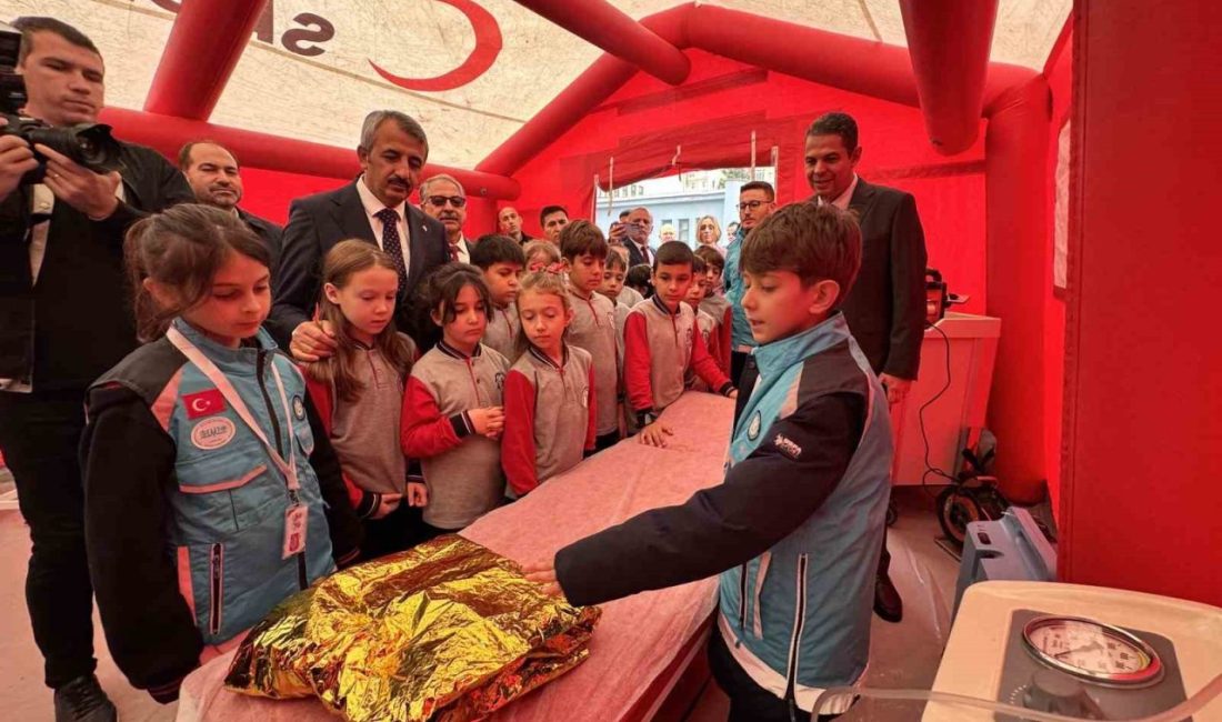 Edirne’de öğrencilere yönelik düzenlenen sağlık elçiliği eğitimine katılan Vali Yunus