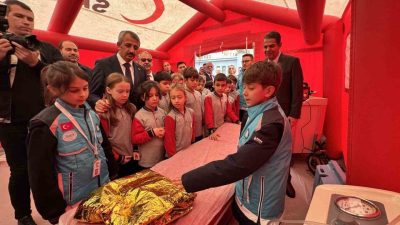 Edirne’de öğrencilere yönelik düzenlenen sağlık elçiliği eğitimine katılan Vali Yunus