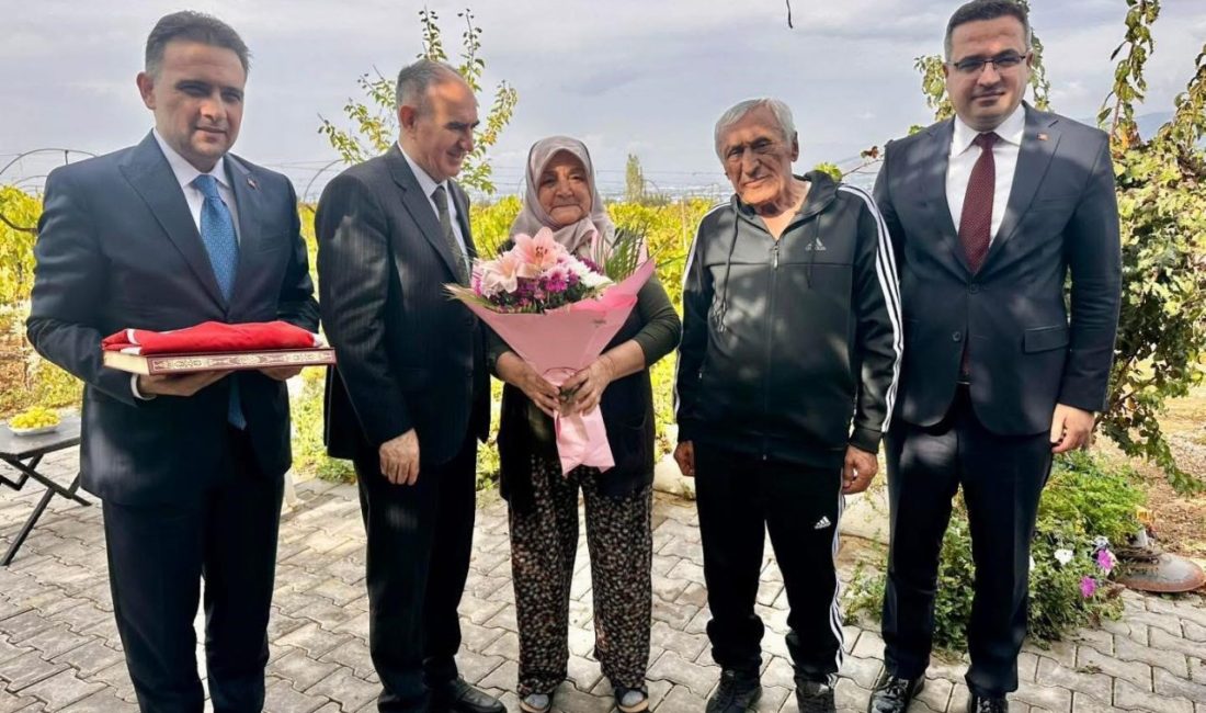 Vali Özkan ve beraberindekilerden şehit ailesine anlamlı ziyaret Manisa Valisi Vahdettin Özkan, Manisa AK Parti Milletvekili Murat Baybatur,