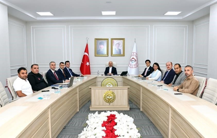 Vali yardımcılığı değerlendirme toplantısı gerçekleştirildi Adıyaman Valisi Osman Varol başkanlığında Vali Yardımcıları Değerlendirme Toplantısı düzenlendi.