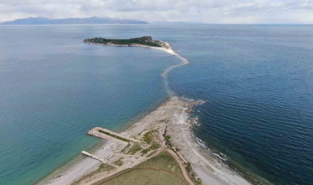 Van Gölü’nde su seviyesinin azalmasıyla Çarpanak Adası’na ulaşımı sağlayan yaklaşık