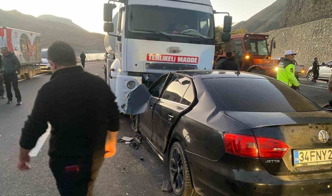 Van-Hakkari karayolunda otomobilin tankerle çarpıştığı kazada 3 kişi hayatını kaybetti,
