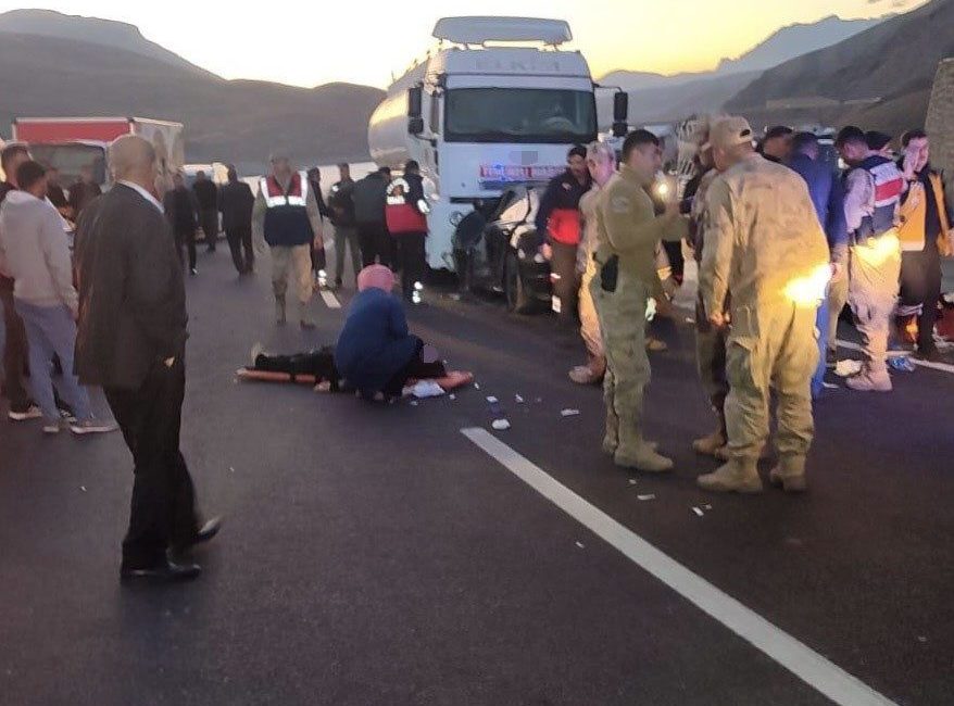 Van-Hakkari karayolunda meydana gelen trafik kazasında otomobil ile tır çarpıştı.