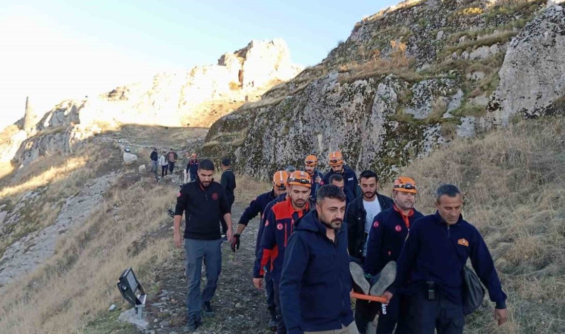 Van Kalesi’nde dengesini kaybederek düşen bir kişi, ekiplerin yoğun çalışmasıyla