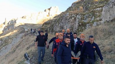 Van Kalesi’nde dengesini kaybederek düşen bir kişi, ekiplerin yoğun çalışmasıyla