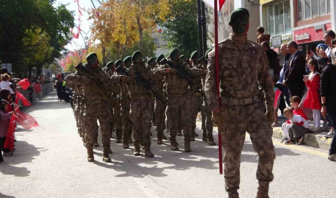 Van’da 29 Ekim Cumhuriyet ilanının 102’nci yıl dönümü düzenlenen törenle