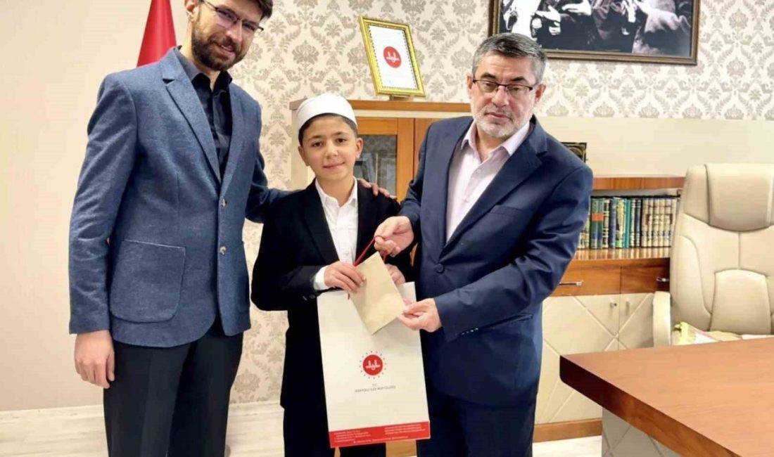 Van’da hafızlıkta bir ilk: 90 günde hafız oldu Van’ın İpekyolu ilçesine bağlı Hacı Murat Değer Kur’an Kursu öğrencisi