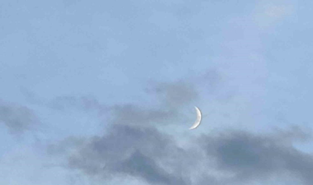 Van’da akşam saatlerinde ortaya çıkan hilal, kartpostallık görüntüler oluşturdu. Van