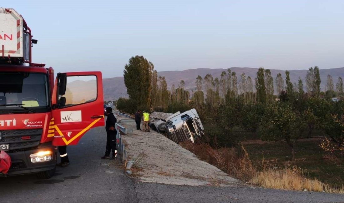 Van’da tır şarampole yuvarlandı: 1 yaralı Van’ın Muradiye ilçesinde tırın şarampole yuvarlanması sonucu sürücü hafif şekilde