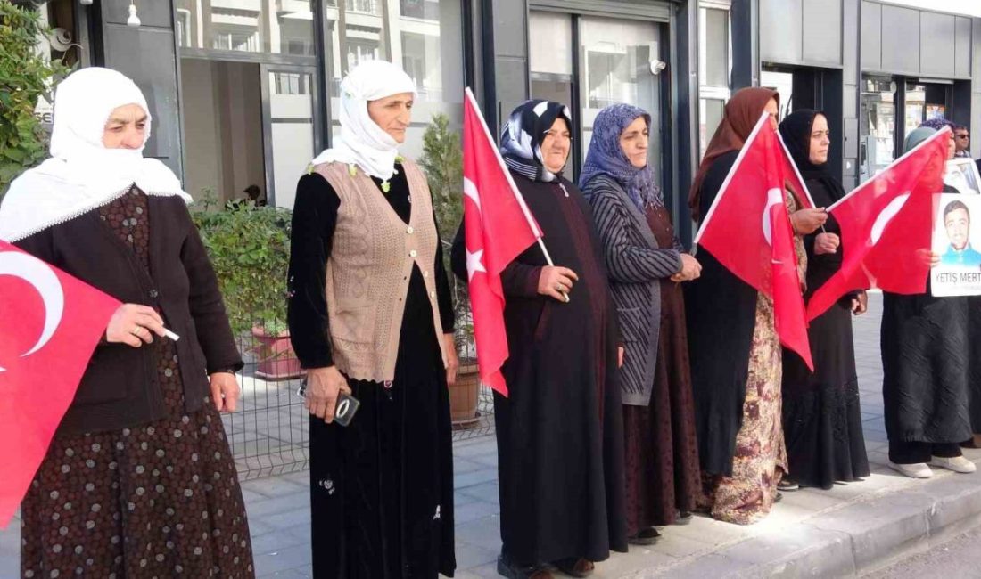 Vanlı annelerin evlat nöbeti 110’uncu haftasında Van’da terör örgütü PKK tarafından çocukları dağa kaçırılan ailelerin başlattığı