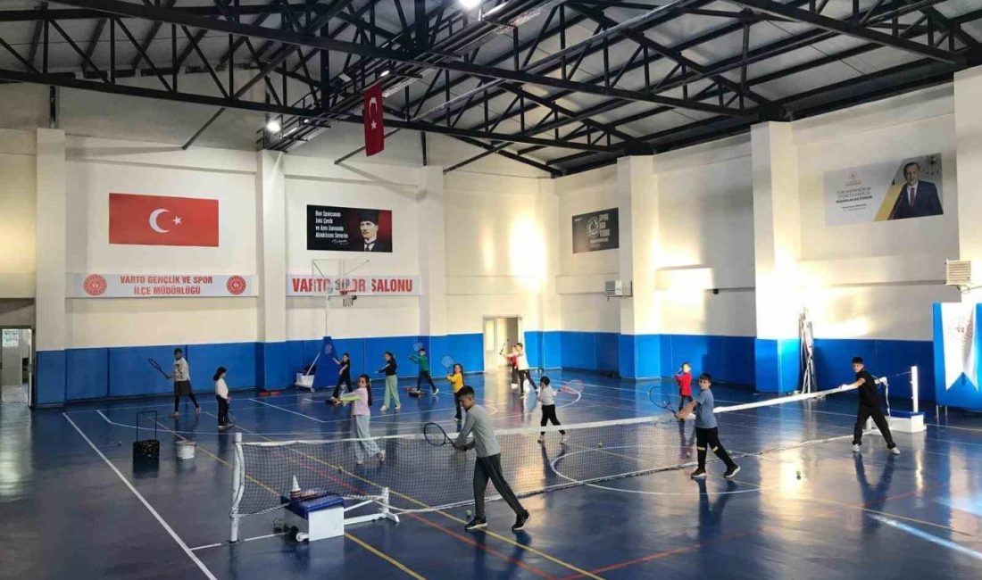 Varto’da tenis antrenmanları yoğun katılımla sürüyor MUŞ (İHA) – Muş’un Varto Gençlik ve Spor İlçe Müdürlüğü