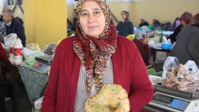 Bolu’da yağışların ardından ormanlarda çıkan kanlıca mantarlarını kova kova toplayan