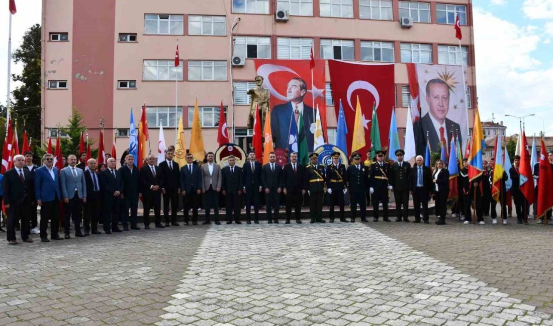 Samsun’un Vezirköprü ilçesinde Cumhuriyet’in 102. yılı dolayısıyla Atatürk Anıtı’na çelenk