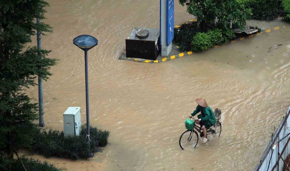 Vietnam’da etkili olan Matmo Tayfunu’nun yol açtığı şiddetli yağış ve