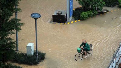 Vietnam’da etkili olan Matmo Tayfunu’nun yol açtığı şiddetli yağış ve