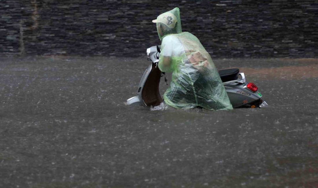Asya ülkesi Vietnam’da etkili olan Bualoi Tayfunu’nun yol açtığı şiddetli
