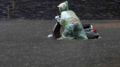 Asya ülkesi Vietnam’da etkili olan Bualoi Tayfunu’nun yol açtığı şiddetli