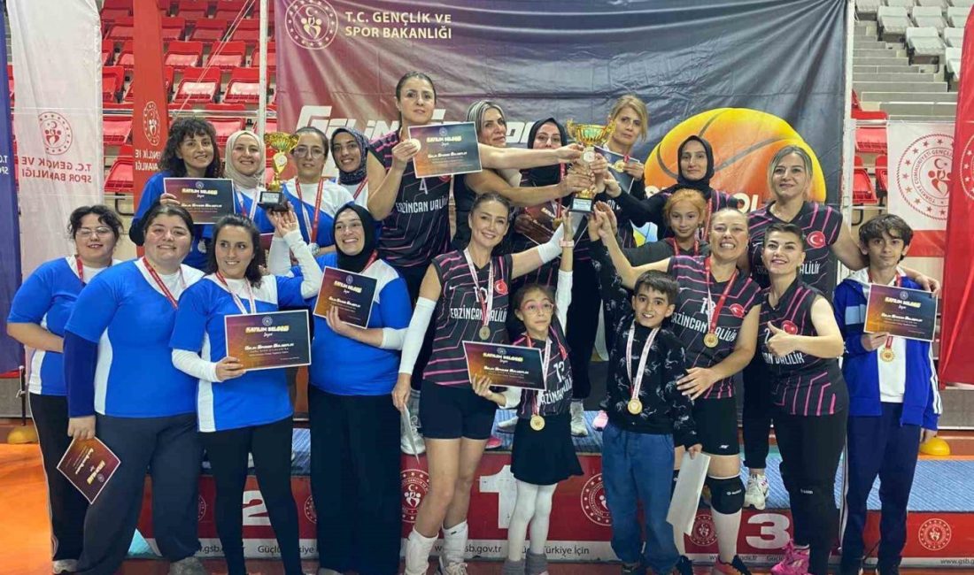 Voleybolda kadınlarda Erzincan Valiliği erkeklerde Milli Eğitim Müdürlüğü şampiyon oldu Erzincan’da düzenlenen Kamu Spor Oyunları kapsamında voleybolda kadınlarda Erzincan Valiliği