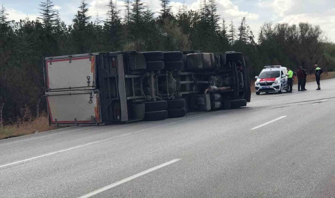 Konya’nın Ereğli ilçesinde yağ yüklü kamyon kontrolden çıkarak devrildi. Kazada