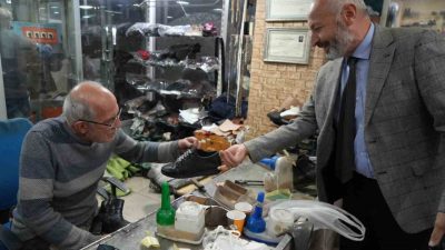 Sonbaharın gelmesiyle birlikte soğuyan hava ve artan yağışlar, ayakkabı tamircilerinin