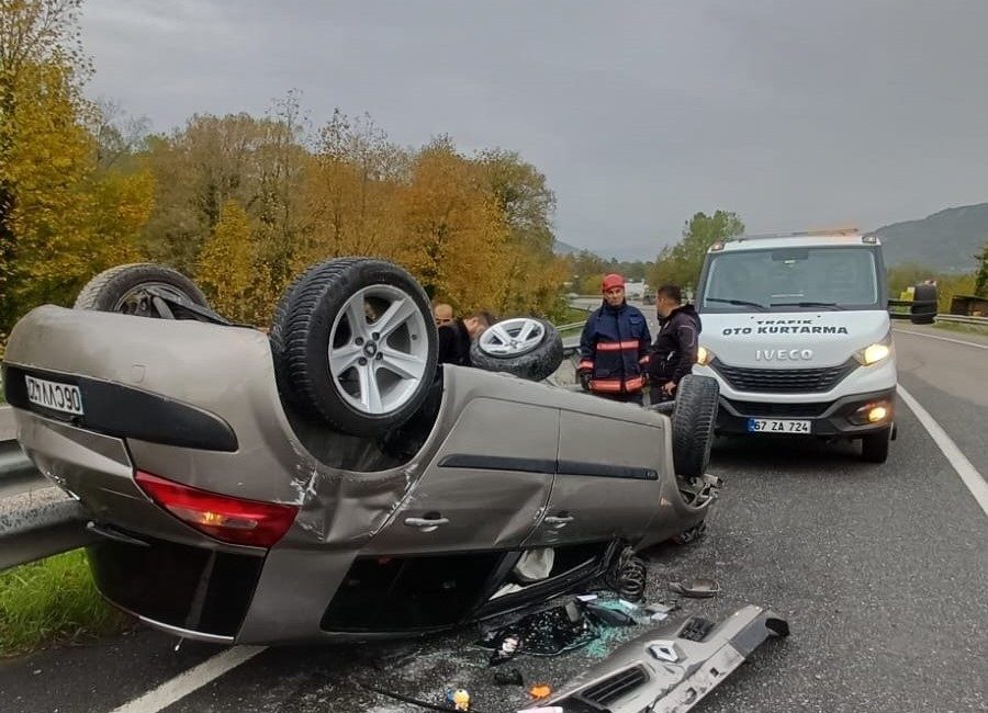 Zonguldak’ın Çaycuma ilçesinde meydana gelen trafik kazasında yolun ıslak ve