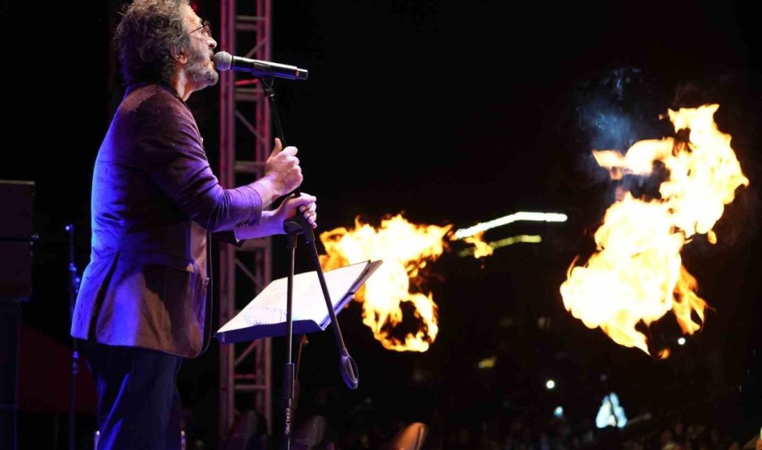 Kırıkkale’de Cumhuriyet Bayramı etkinlikleri kapsamında sahne alan şarkıcı Fettah Can,