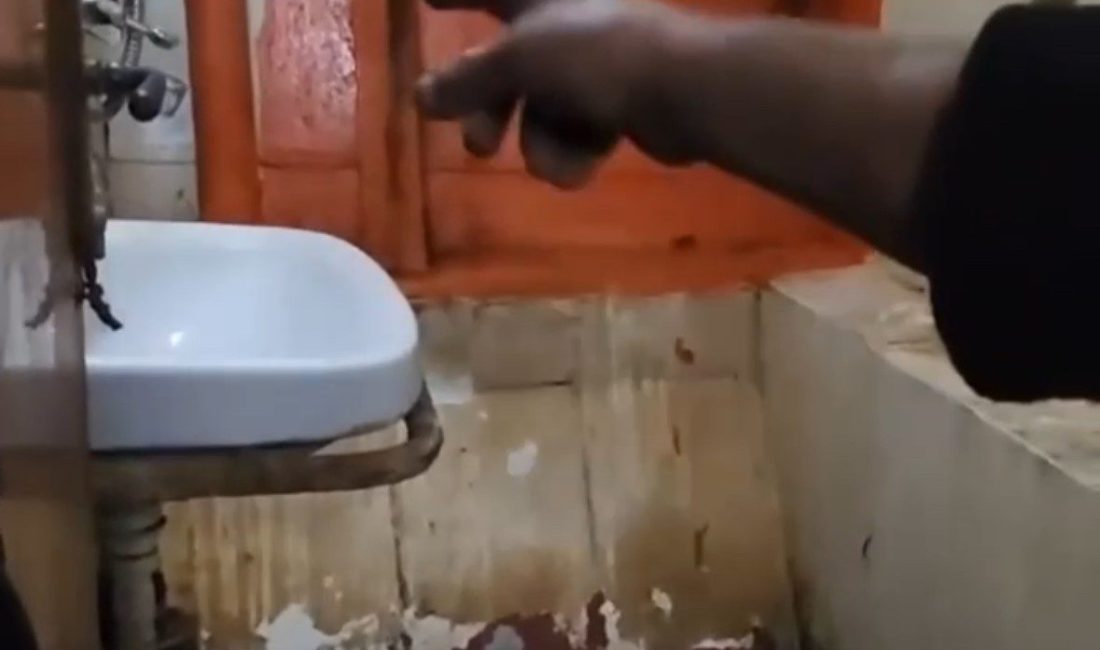 Balıkesir’in Bandırma ilçesinde yaklaşık 25 gündür demir sahasında bekleyen geminin