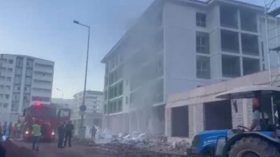 Gaziantep’in İslahiye ilçesinde yapımı devam eden deprem konutunda çıkan yangını