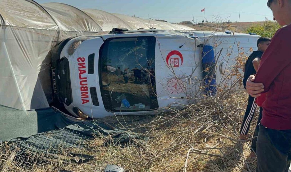 Yaralıları taşıyan ambulans ile otomobil çarpıştı: 8 yaralı Adıyaman’ın Samsat ilçesinde meydana gelen kavgada yaralanan kişileri taşıyan ambulans