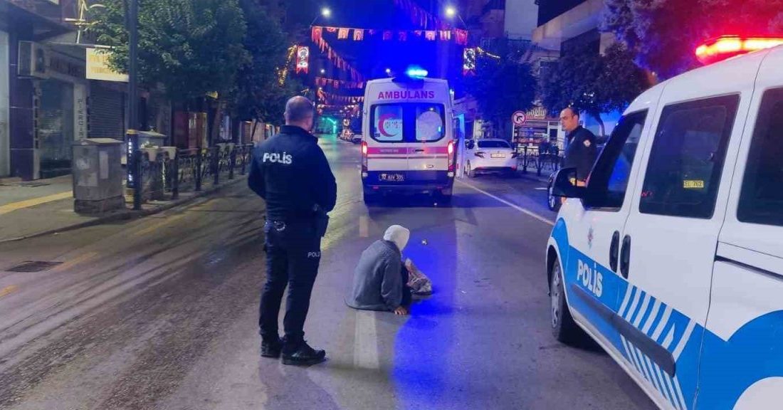 Isparta’da sabah saatlerinde meydana gelen trafik kazasında, yolun karşısına geçmeye