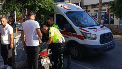 Antalya’nın Manavgat ilçesinde yaya geçidinden geçen iki kadından birine motorlu