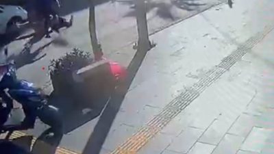 Antalya’nın Manavgat ilçesinde yaya geçidinden geçmeye çalışan 3 kişilik Alman