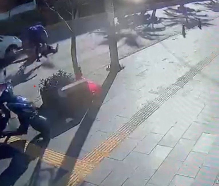 Yaya geçidinden geçen Alman aileye otomobil çarptı: 1 yaralı Antalya’nın Manavgat ilçesinde yaya geçidinden geçmeye çalışan 3 kişilik Alman