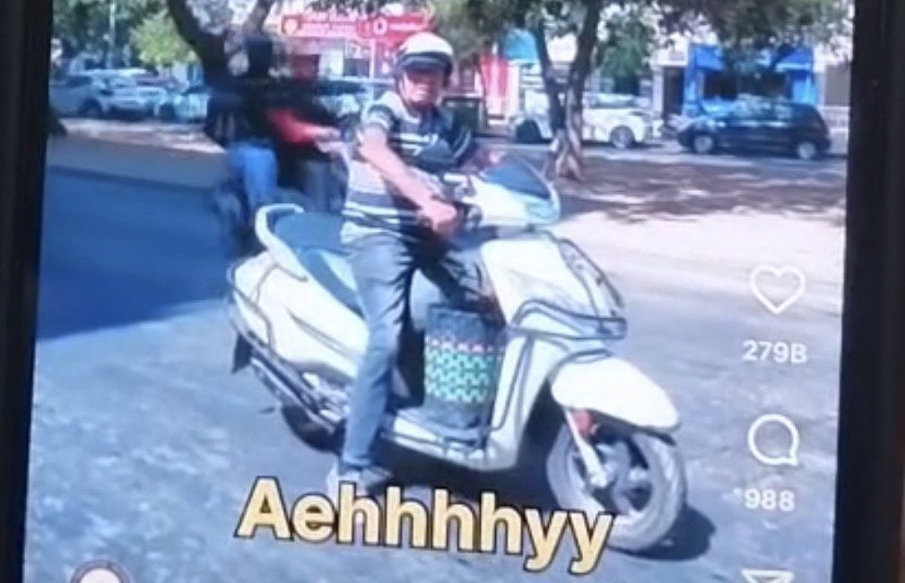 Yayalara korku dolu anlar yaşattı, paylaşım yapınca yakalandı İzmir’de sosyal medyada paylaştığı görüntülerde motosikletiyle yayalara tehlikeli şekilde yaklaşarak