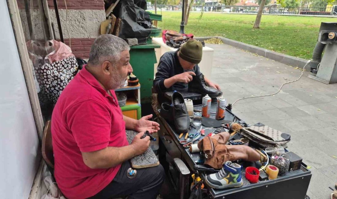Tekirdağ Süleymanpaşa’da ayakkabı tamiri yapan 53 yaşındaki usta Tolga Atmacalar,