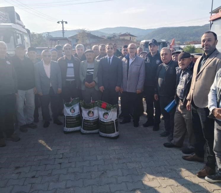 Bilecik Valisi Faik Oktay Sözer’in öncülüğünde yürütülen tohum dağıtım programı