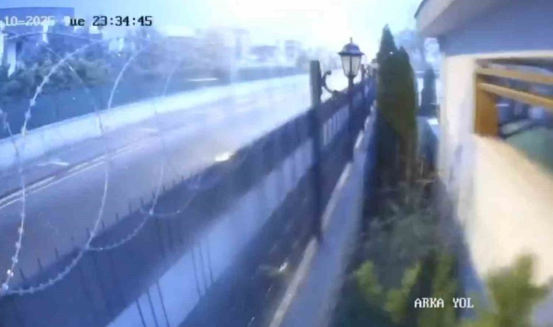 Kayseri’de aydınlatma direğine yıldırım düşmesi güvenlik kamerasına yansıdı. Kayseri’de dün