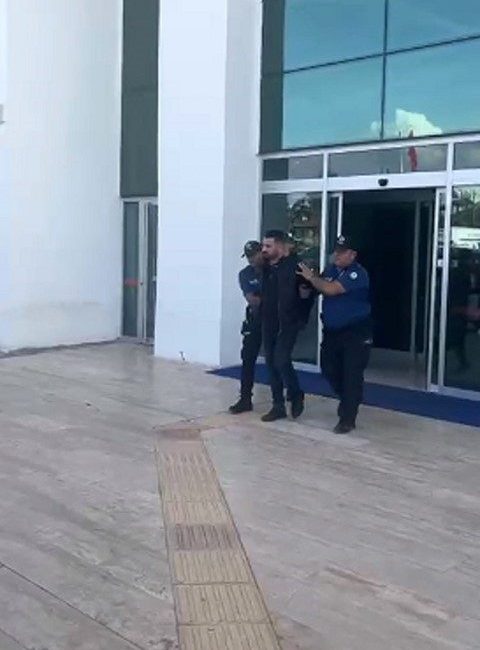 Hatay’da trafikte yaşanan kavgada 1 kişiyi silahla yaralayan 2 şüpheli,