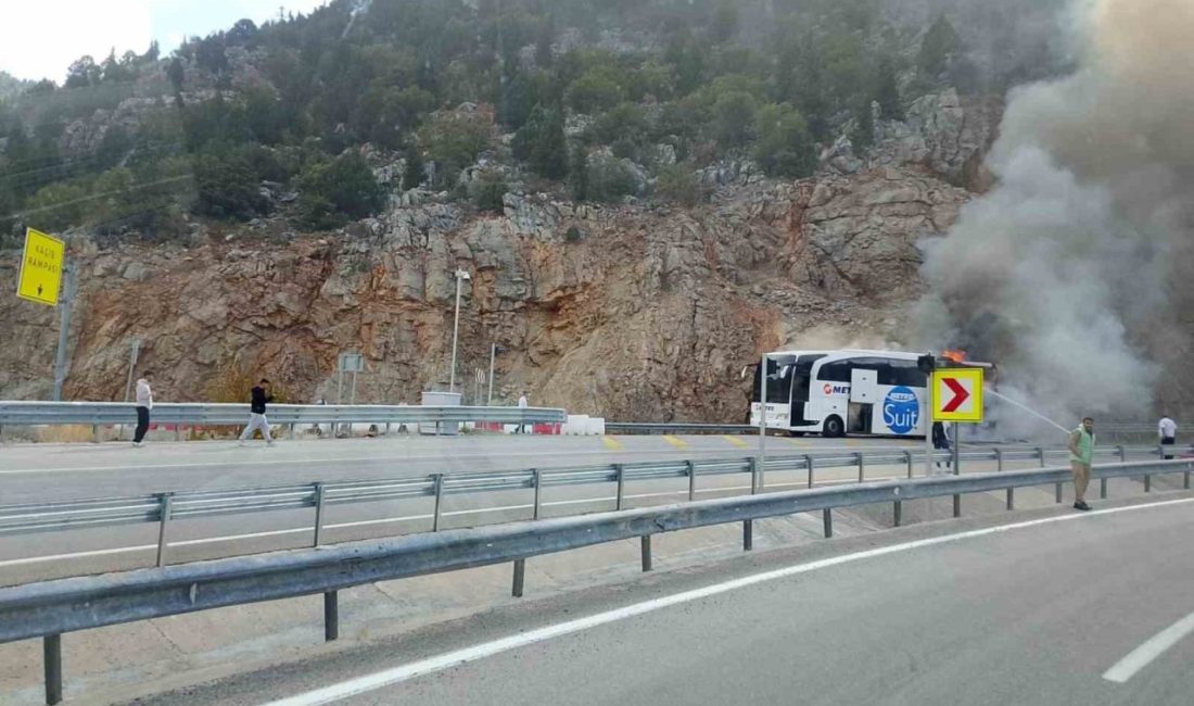Konya’nın Seydişehir ilçesinde seyir halindeki yolcu otobüsü alev alev yandı.