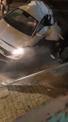 Yolcu otobüsüyle çarpışan otomobilin sürücüsüne ilk müdahale vatandaşlardan Antalya’nın Alanya ilçesine D-400 karayolunda yolcu otobüsü ile otomobilin çarpıştığı