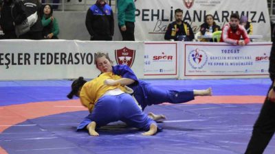 Kuşak Güreşi’nde Türkiye’nin en iyilerinin belirlendiği şampiyona, Yozgat’ta sona erdi.