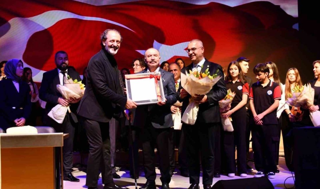 Yücel Arzen, öğrencilerle birlikte sahne aldı Çorum’da düzenlenen etkinlikte ünlü sanatçı Yücel Arzen Hacıoğulları, öğrencilerle birlikte