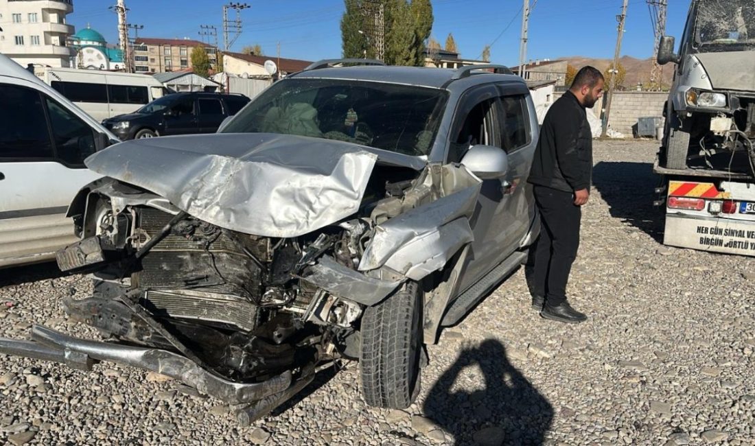 Hakkari’nin Yüksekova ilçesinde meydana gelen trafik kazasında 5 kişi yaralandı.